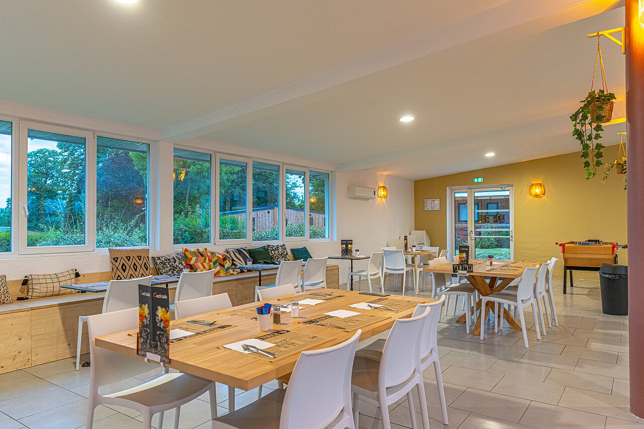 Restaurant, Bar, Tische, St�hle, Kicker im CAPFUN Parc de Paris (77).