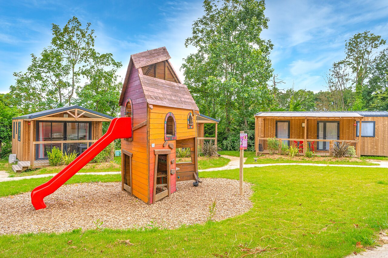 Spielplatz mit Rutsche und Mobilheime auf dem Campingplatz CAPFUN Parc de Paris in Villevaud� (77).