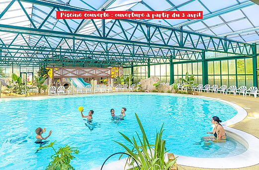 �berdachtes Schwimmbad, Rutsche und Wasserspiele im CAPFUN Parc de Paris (77).