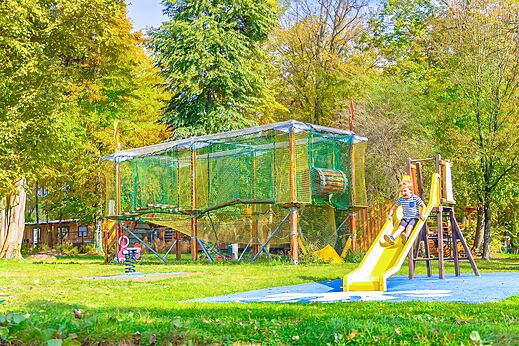 Rutsche, Netzstruktur, Spielplatz auf Campingplatz CAPFUN Parc de Paris (77).