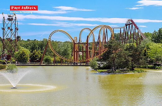 Achterbahnen und Wasserattraktionen im Parc Ast�rix, nahe Paris.