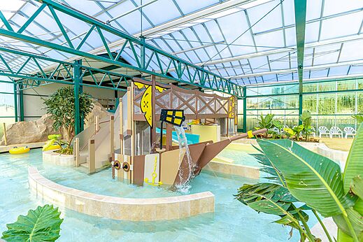 Wasserspielplatz Piratenschiff in �berdachtem Pool CAPFUN Parc de Paris.