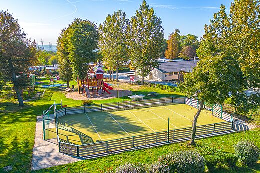 Multisportterrein en kinderspeeltuin op camping CAPFUN Parc de Paris (77).