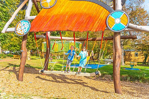Riesenschaukel Kinder auf dem Campingplatz CAPFUN Parc de Paris in Villevaudé (77).
