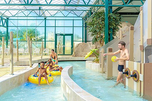 Hallenbad, Strömungskanal für Familien auf dem Campingplatz CAPFUN Parc de Paris in Villevaudé (77).