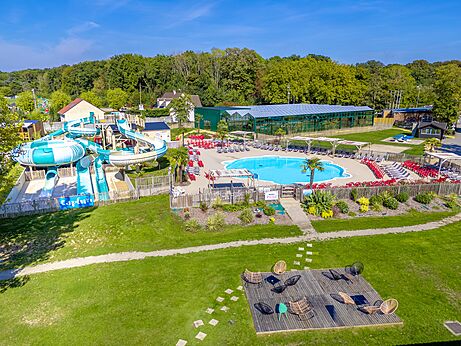 Au�enpool, Wasserrutschen und St�hle auf dem Campingplatz CAPFUN Parc de Paris (77).