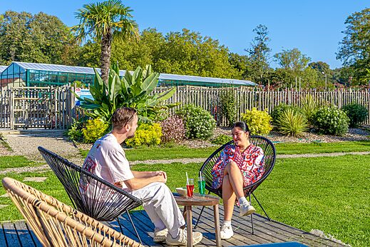 Entspanntes Paar Getr�nke auf Campingplatz CAPFUN Parc de Paris in Villevaud� (77).