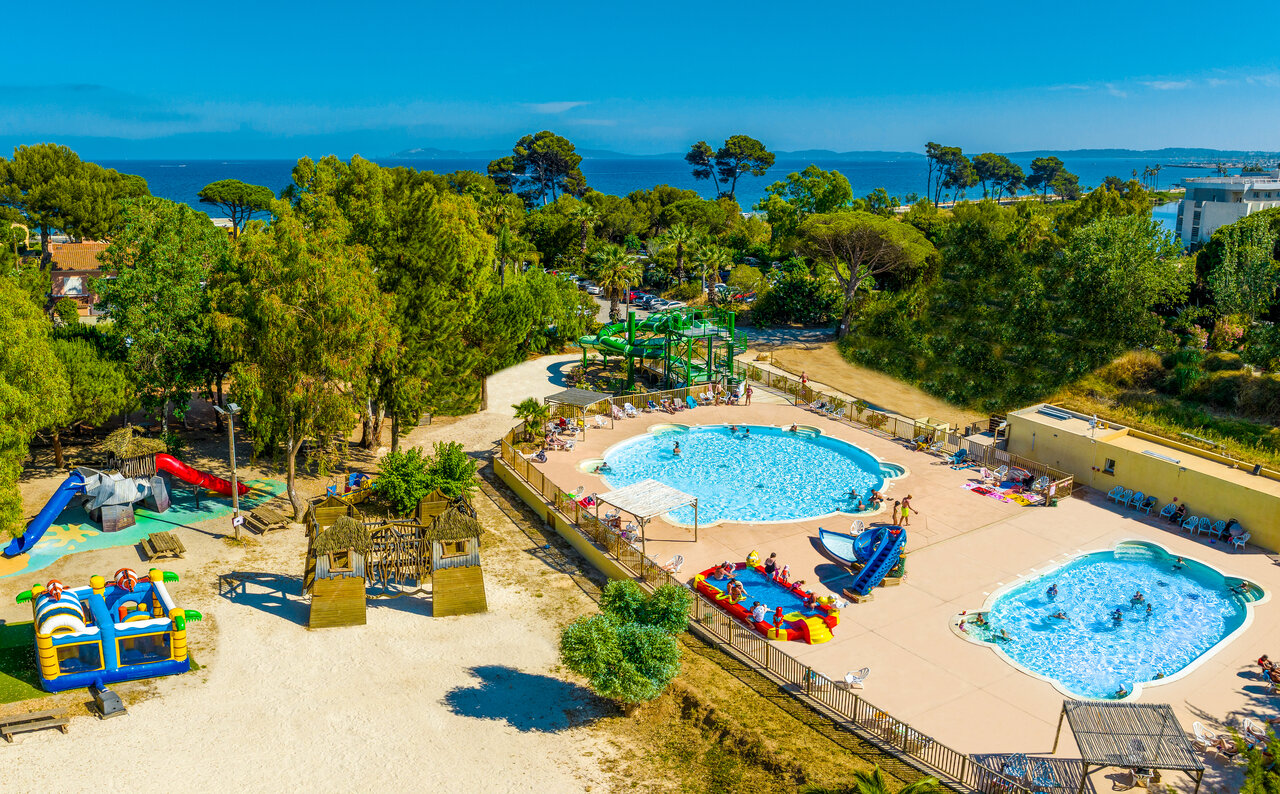Schwimmb�der, Wasserrutschen und Kinderspielplatz auf dem Campingplatz CAPFUN Parc et Plage in Hy�res les Palmiers (83).