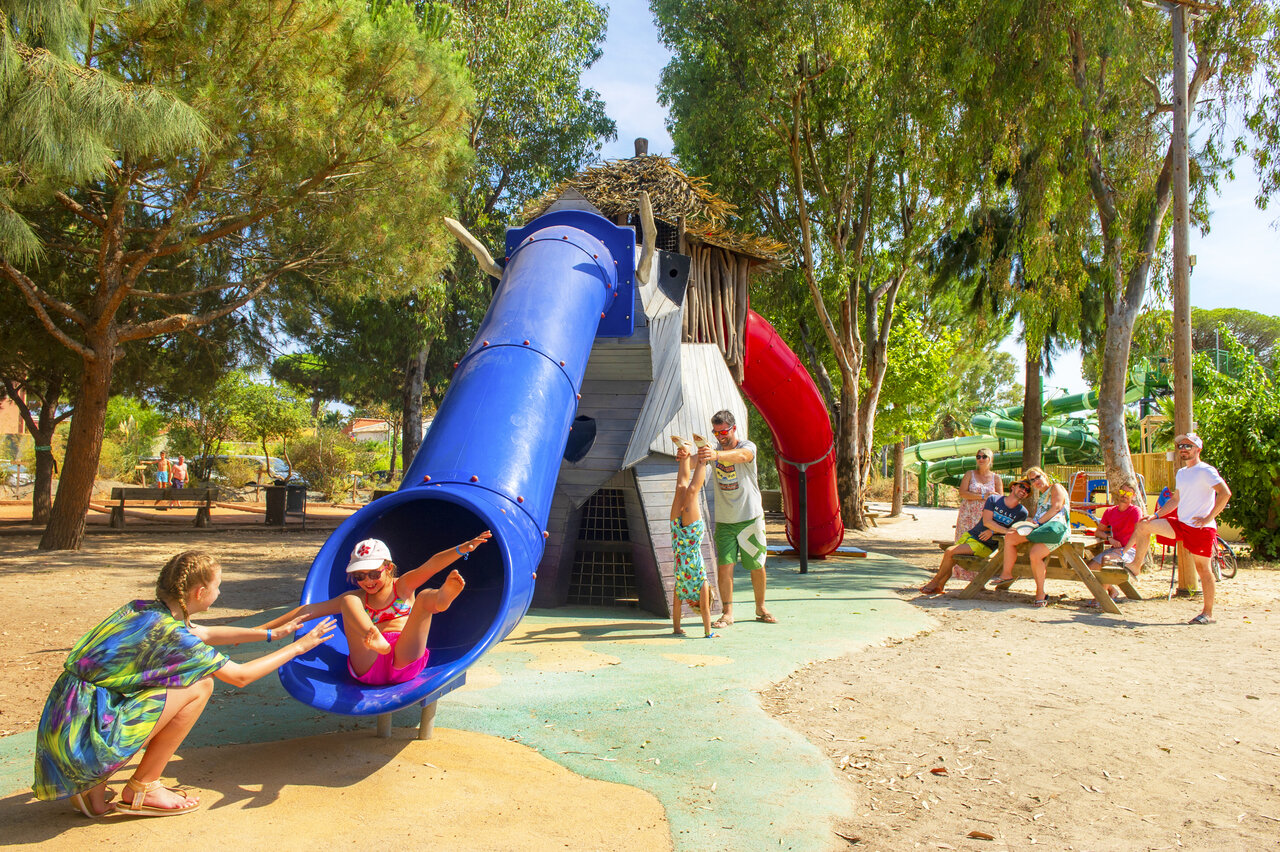 Riesenrutsche und Kinderspielplatz auf dem Campingplatz CAPFUN Parc et Plage in Hy�res les Palmiers (83).