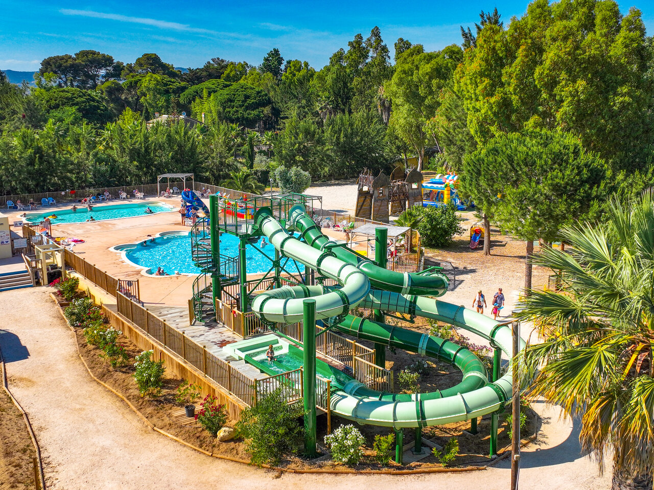Wasserrutschen und Au�enpools des Campingplatzes CAPFUN Parc et Plage in Hy�res les Palmiers.