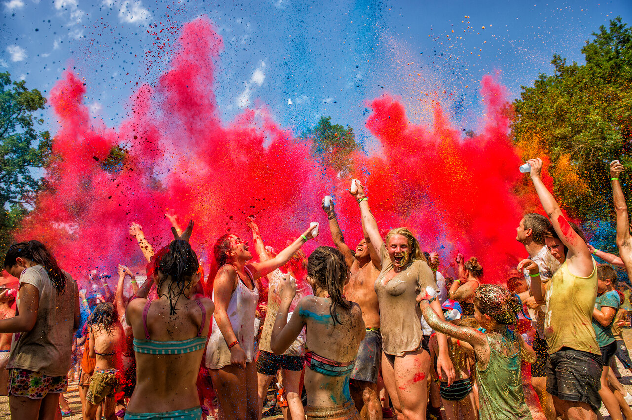 Farbige Animation mit Farbpulver auf Campingplatz CAPFUN Parc et Plage in Hy�res les Palmiers.