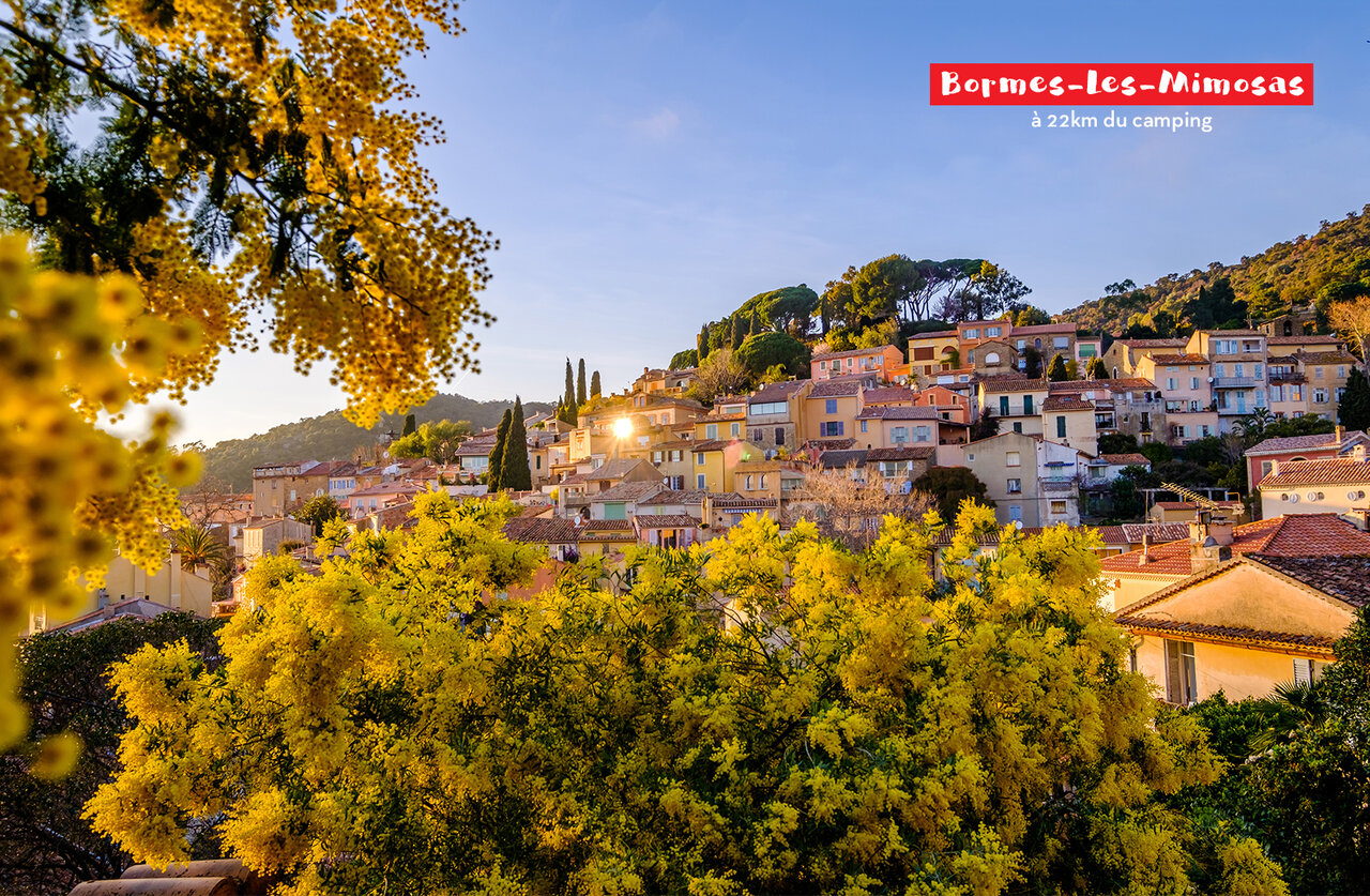 Bl�hendes Dorf Bormes-les-Mimosas, touristischer Ort in der N�he des Campingplatzes.