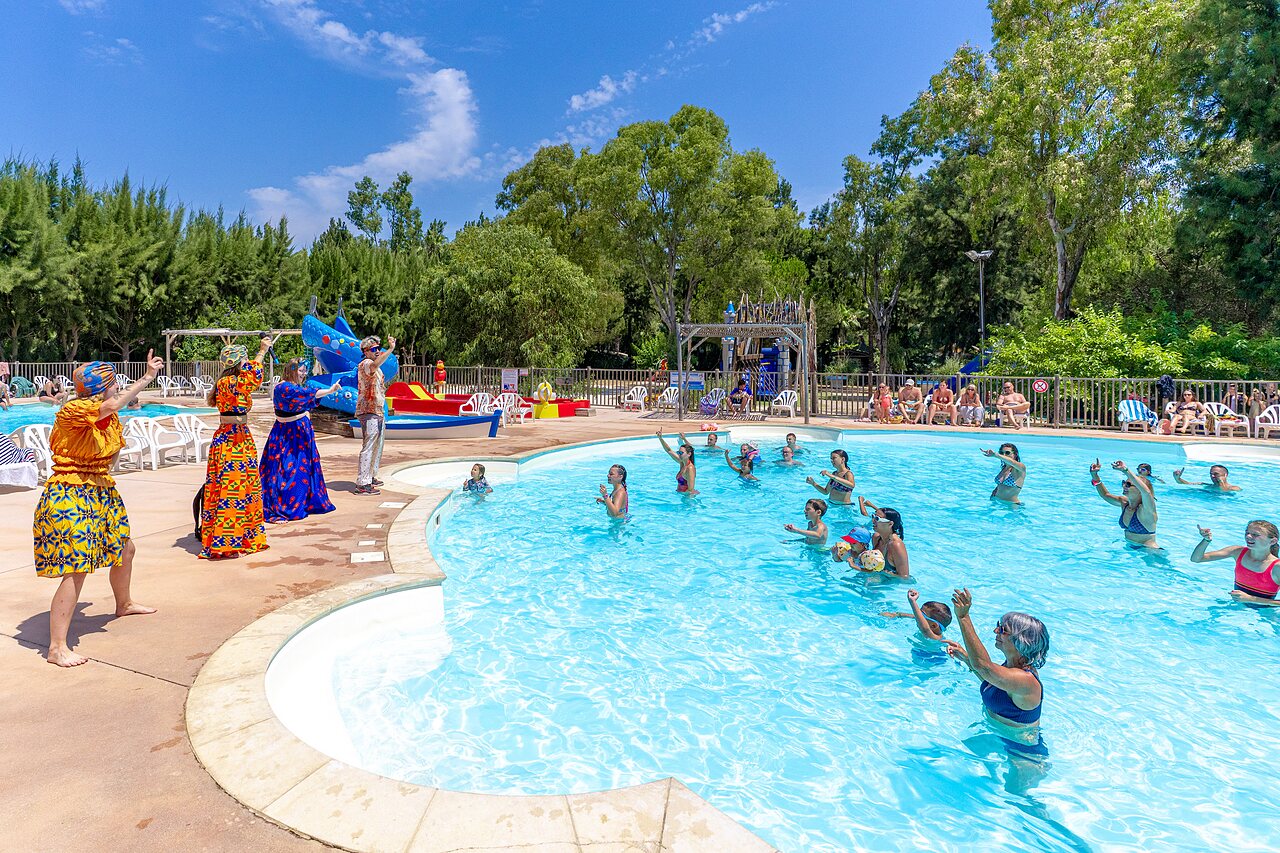 Wassergymnastik und Au�enpool im CAPFUN Parc et Plage in Hy�res.