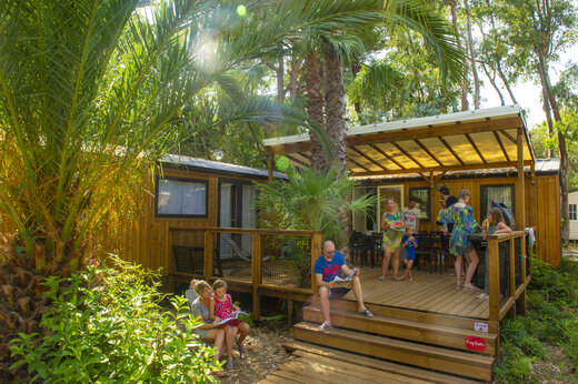 Holz-Mobilheim mit schattiger Terrasse f�r Familien auf dem Campingplatz CAPFUN Parc et Plage in Hy�res les Palmiers.