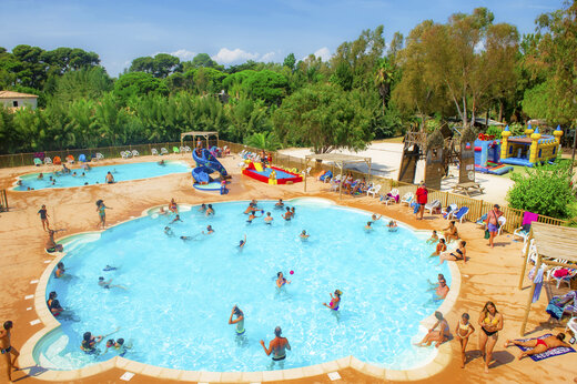 Pools, Wasserrutsche und Wasserspiele auf dem Campingplatz CAPFUN Parc et Plage in Hyères les Palmiers.