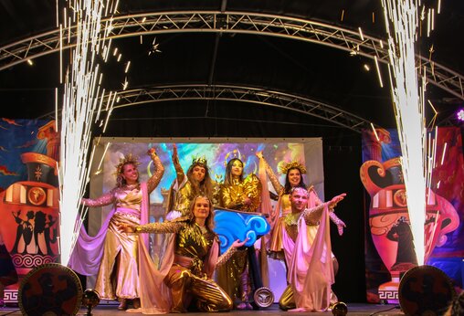 Tanzshow mit Kostümen und pyrotechnischen Effekten auf dem Campingplatz CAPFUN Parc et Plage in Hyères les Palmiers (83).