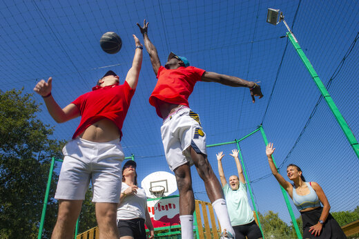 Multisportplatz, Basketballspieler auf dem Campingplatz CAPFUN Parc et Plage in Hyères les Palmiers (83).