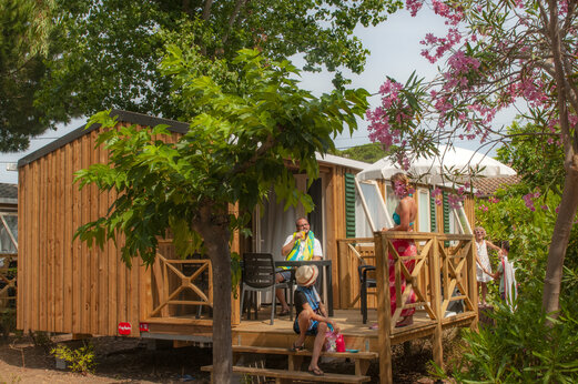 Holz-Mobilheim, Terrasse, Familie auf CAPFUN Parc et Plage in Hyères.