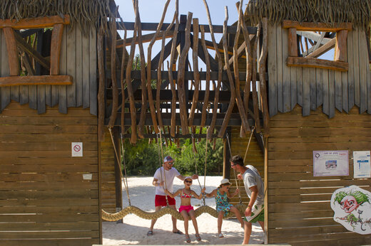 Holzspielplatz, Schaukel auf dem Campingplatz CAPFUN Parc et Plage (83).