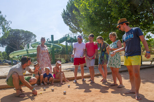 Familie spielt Boule auf dem Campingplatz CAPFUN Parc et Plage in Hyères.