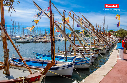 Hafen von Bandol mit traditionellen bunten Booten, eine Stadt im Var zu besuchen.