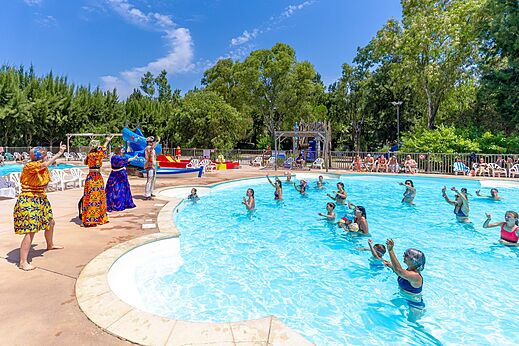 Wassergymnastik und Außenpool im CAPFUN Parc et Plage in Hyères.