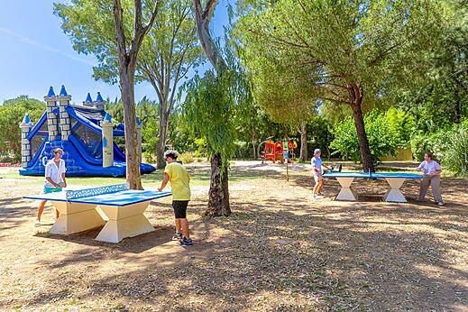 Tischtennis und Hüpfburg auf Camping CAPFUN Parc et Plage Hyères.