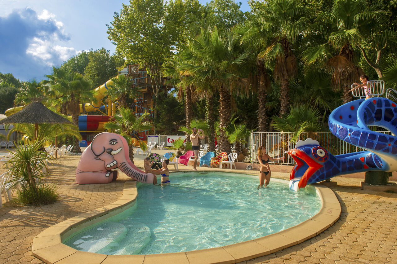Outdoor pool, water slides and aquatic games at CAPFUN Paris Roussillon.