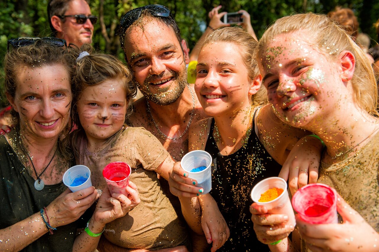 Smiling family covered in glitter during a festive animation at CAPFUN Paris Roussillon campsite in ARGELES SUR MER (66).