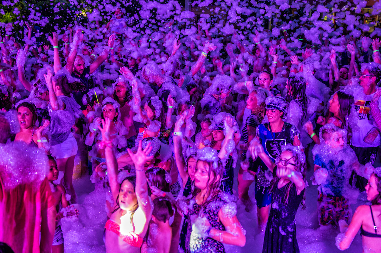 Foam party, campers at CAPFUN Paris Roussillon campsite, ARGELES SUR MER (66).