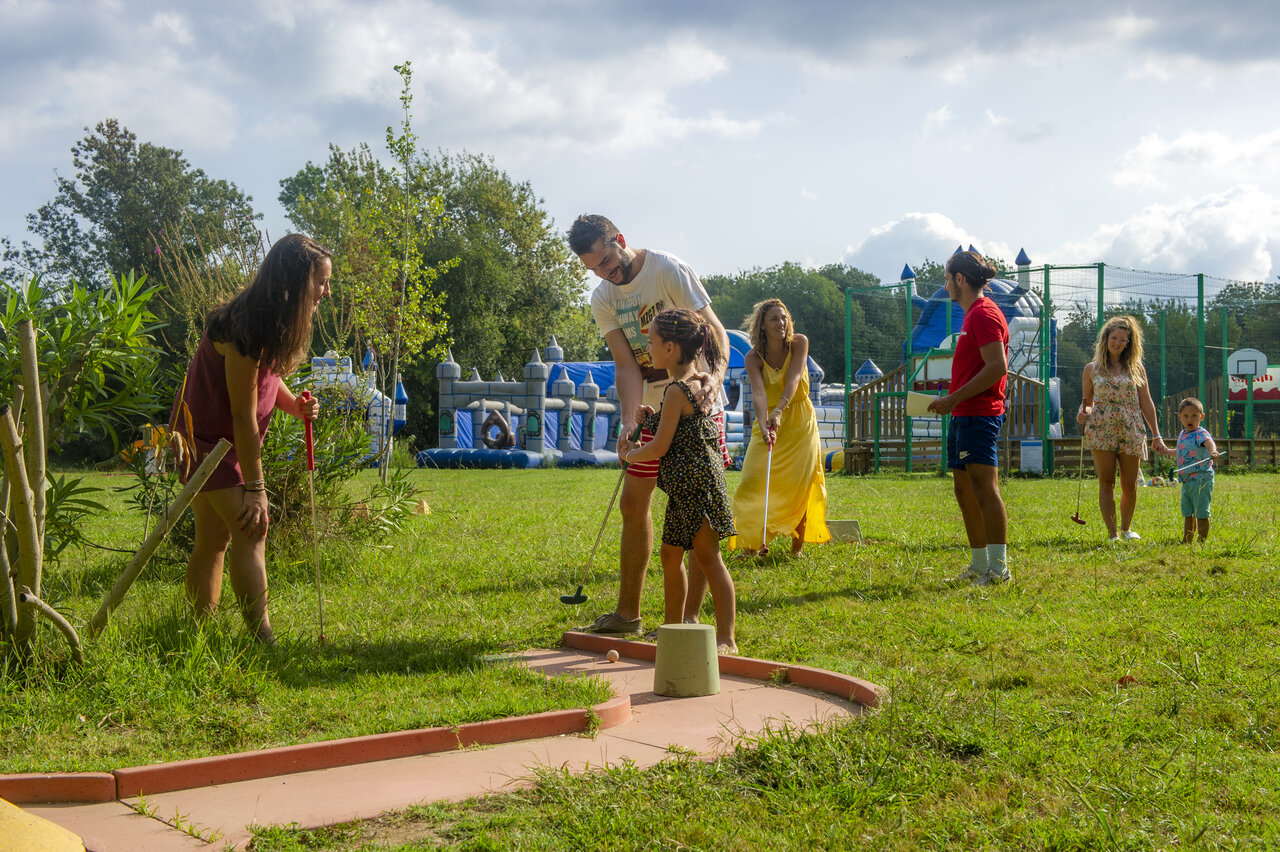 Family mini-golf at CAPFUN Paris Roussillon campsite in ARGELES SUR MER.