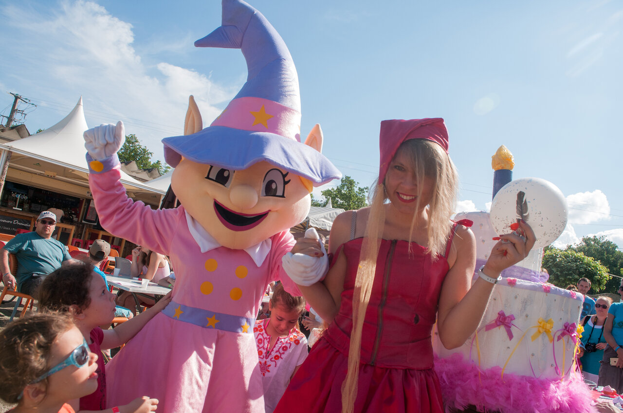 Children's entertainment, mascot at CAPFUN Paris Roussillon campsite in ARGELES SUR MER.