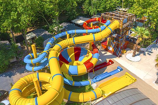 Complexe de toboggans aquatiques g�ants au camping CAPFUN Paris Roussillon � ARGELES SUR MER (66).