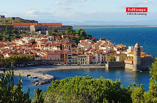 Reizendes Dorf Collioure, sein Hafen, Strand und seine ikonische Kirche.