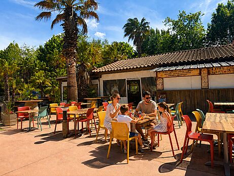 Buitenrestaurant, familie bij CAPFUN Paris Roussillon in ARGELES SUR MER (66).
