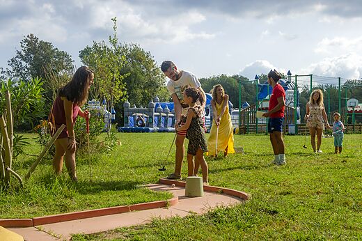 Minigolf en spelletjes op camping CAPFUN Paris Roussillon in ARGELES SUR MER.