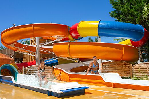 Kleurrijke waterglijbanen met spetters op camping CAPFUN Paris Roussillon in ARGELES SUR MER (66).
