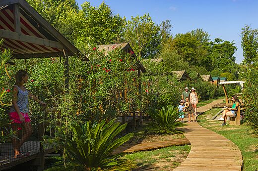 Holzunterkünfte auf dem Campingplatz CAPFUN Paris Roussillon in ARGELES SUR MER (66).