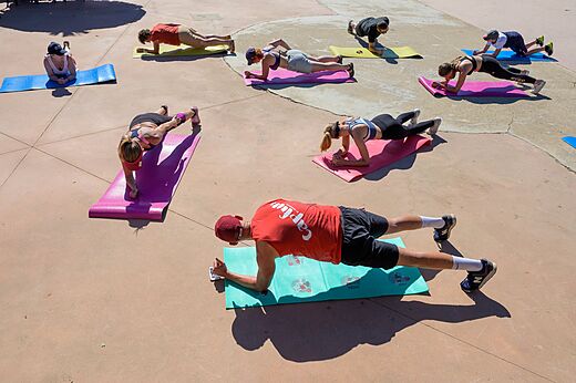 Gruppen-Plank-Training auf dem Campingplatz CAPFUN Paris Roussillon in ARGELES SUR MER.