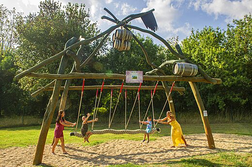 Riesenschaukel für Kinder auf Camping CAPFUN Paris Roussillon in ARGELES.