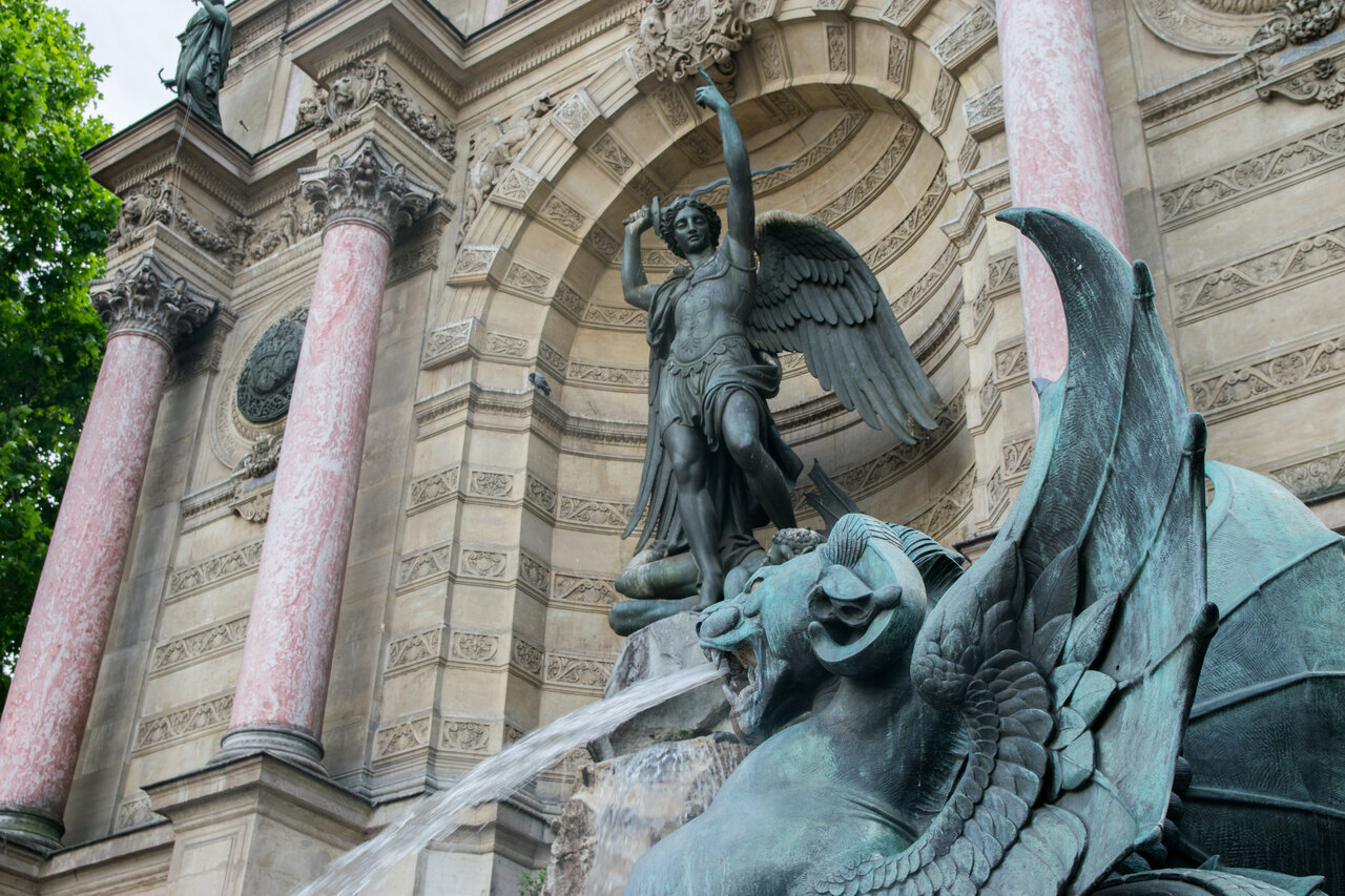 Fontaine d�corative, statues et colonnes au camping CAPFUN Hotel Paris Saint Germain � PARIS (75).