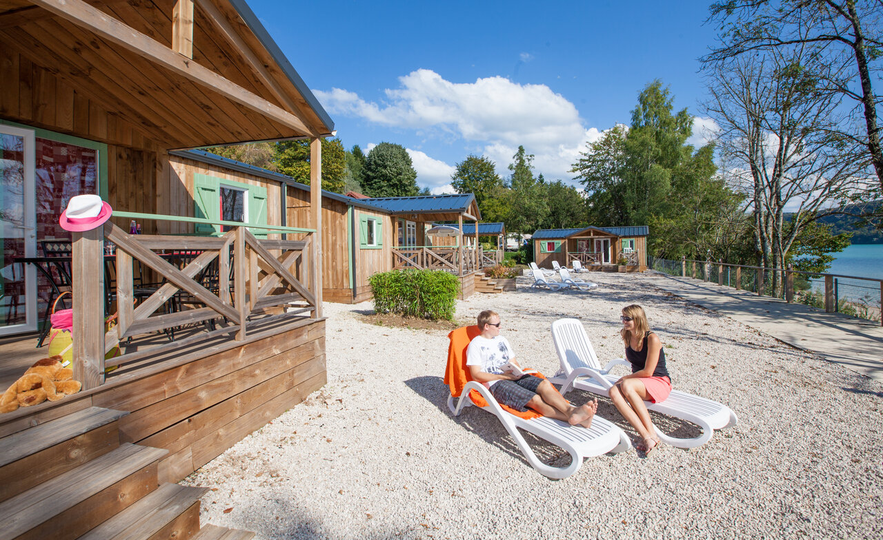 Wooden Mobile homes, couple relaxing, lake at CAPFUN Pergola Marigny (39).