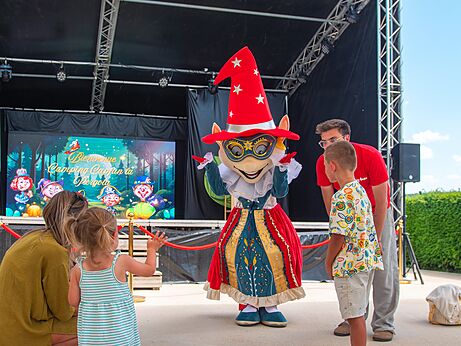 Capfun Maskottchen und Kinder bei einer Animation auf dem Campingplatz CAPFUN Pergola in Marigny (39).