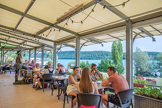 Restaurant met terras en meerzicht op camping CAPFUN Pergola in Marigny.