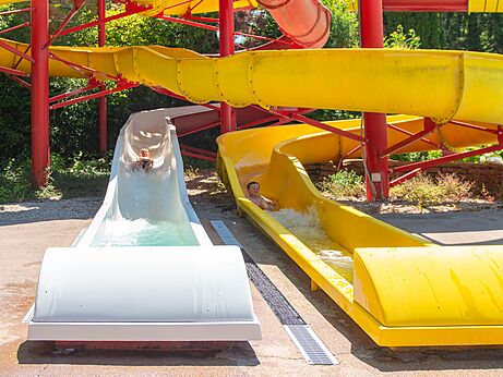 Wasserrutschen mit Kindern auf dem Campingplatz CAPFUN Pergola in Marigny (39).