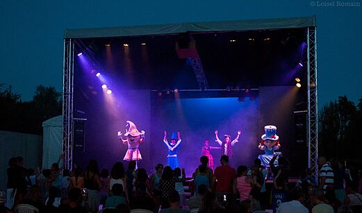 Avondanimatieshow met verklede personages op camping CAPFUN Pergola in Marigny (39).