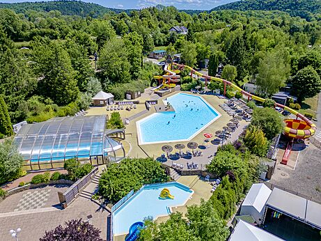 Buitenzwembad, waterglijbanen en overdekt zwembad op camping CAPFUN Pergola in Marigny (39).