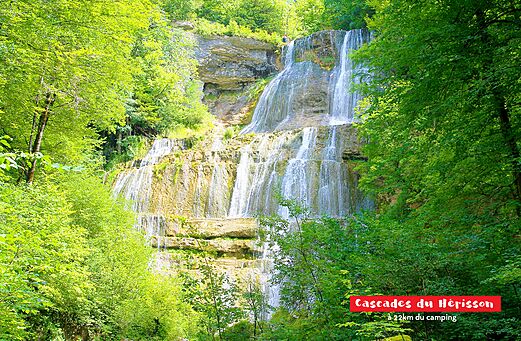 Grote Hérisson watervallen, prachtige natuurlijke bezienswaardigheid in de Jura.