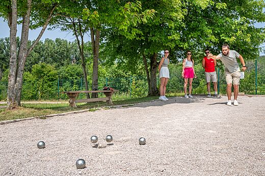 Jeu de boules baan met spelers op camping CAPFUN Pergola in Marigny (39).