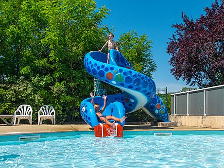 Kinderen op waterglijbaan en zwembad op camping CAPFUN Pergola in Marigny (39).